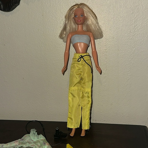 Vintage Mattel Barbie Doll Generation Girl w/ Outfit, Headphone, & Camera - Picture 7 of 15